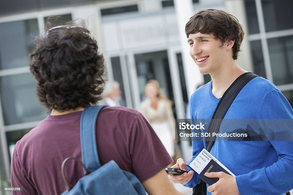 Jovens amigos Viajando togeher no terminal de aeroporto - Royalty-free Adulto Foto de stock