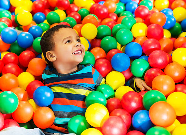 남자아이 에서 볼 수 있습니다. - ball pool 뉴스 사진 이미지