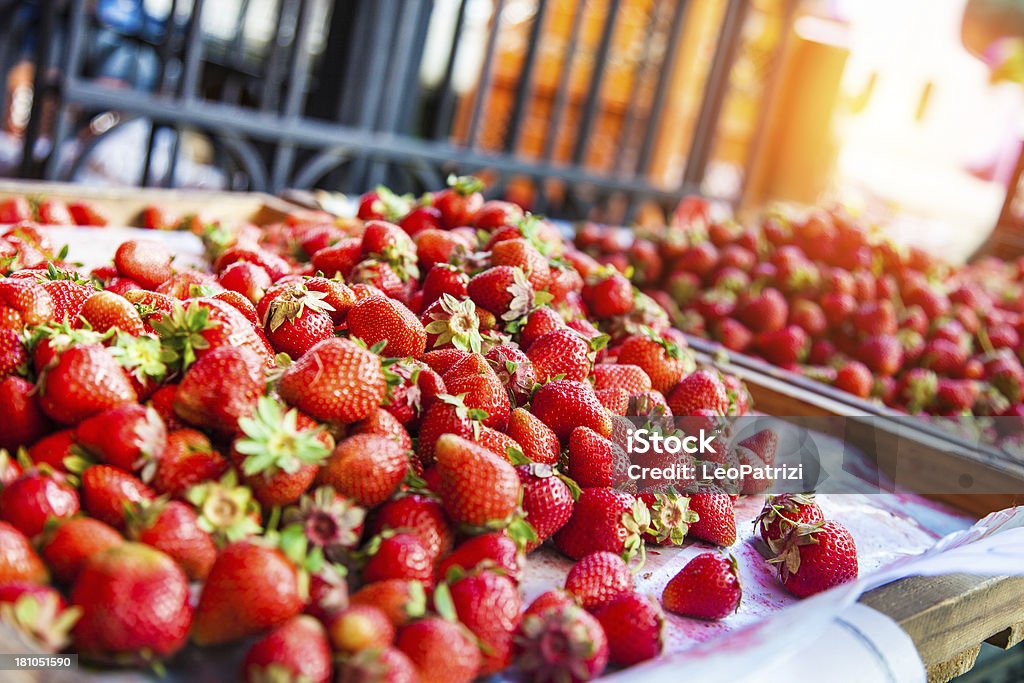 Morangos na cidade de mercado - Foto de stock de Agricultura royalty-free