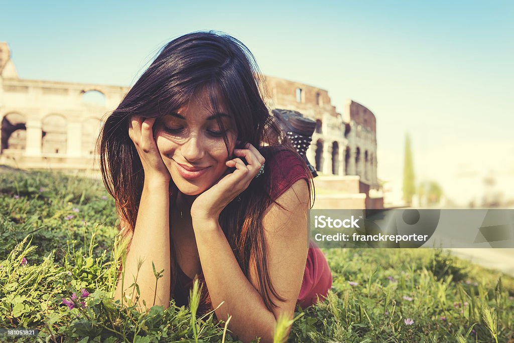 Chica relajante en coliseum-Roma - Foto de stock de 20 a 29 años libre de derechos