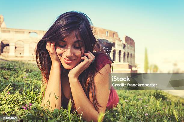Chica Relajante En Coliseumroma Foto de stock y más banco de imágenes de 20 a 29 años - 20 a 29 años, Acostado, Adolescencia