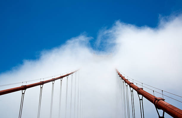 ゴールデンゲートブリッジに霧 - golden gate bridge bridge large san francisco county ストックフォトと画像