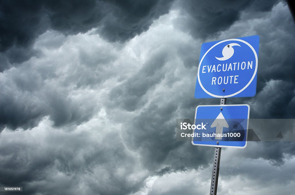 Storm Rota de evacuação Placa de estrada - Foto de stock de Direção royalty-free