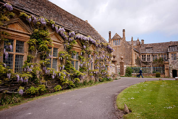 istock An Elizabethan house and gardens 181052120