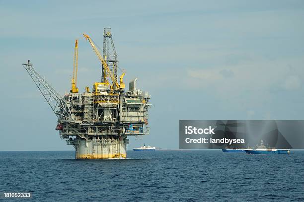 Platforma Wiertnicza I Statków Wykorzystywanych Przy Badania Sejsmicznych - zdjęcia stockowe i więcej obrazów Platforma naftowa