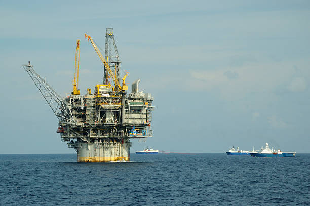 платформа для добычи нефти и сейсмической судов - oil rig oil well natural gas industrial ship стоковые фото и изображения