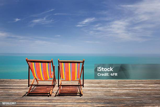 Lettini Tempo Per Il Relax - Fotografie stock e altre immagini di Acqua - Acqua, Sedia, Terrazza in legno