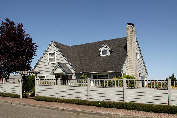 istock Older Home With New Fence 181052444