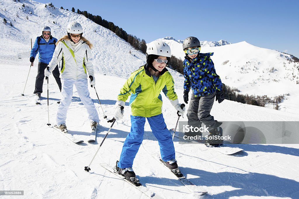 Vacaciones familiares de esquí - Foto de stock de Esquí - Deporte libre de derechos