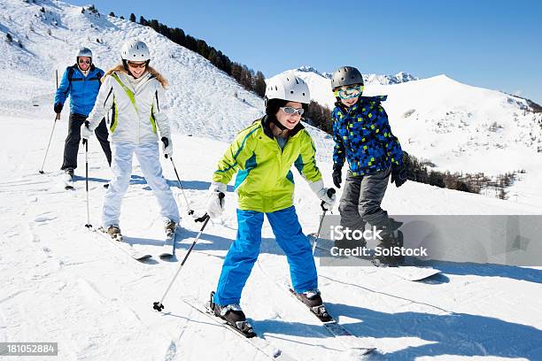 Vacaciones Familiares De Esquí Foto de stock y más banco de imágenes de Esquí - Deporte - Esquí - Deporte, Familia, Esquí - Artículo deportivo