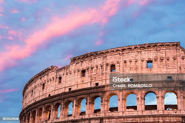 Coliseum Con Colorido Sky En Roma Italia Foto de stock y más banco de imágenes de Aire libre - Aire libre, Anfiteatro, Anochecer