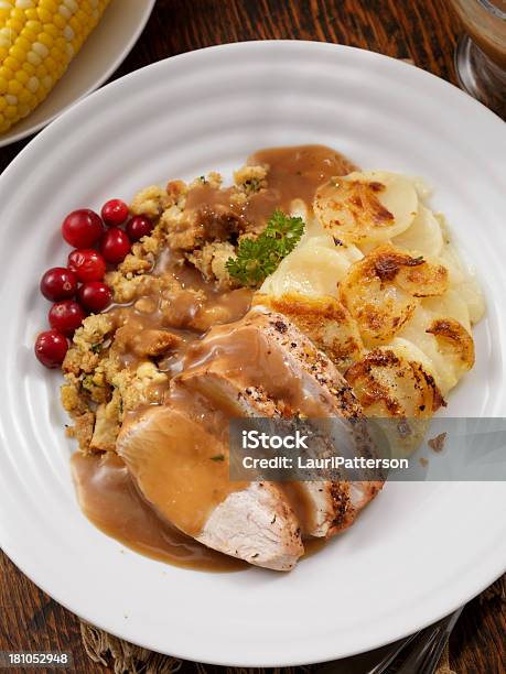 Indyk Pieczony Obiad - zdjęcia stockowe i więcej obrazów Święto Dziękczynienia - Święto Dziękczynienia, Talerz, Kolacja - Posiłek