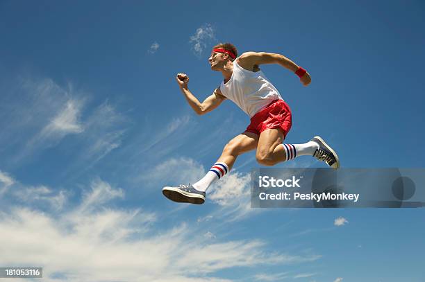 얼간이 조크 남자 운동 연습을 통해 뛰어내림 Blue Sky 복고풍에 대한 스톡 사진 및 기타 이미지 - 복고풍, 1970-1979 년, 높이뛰기