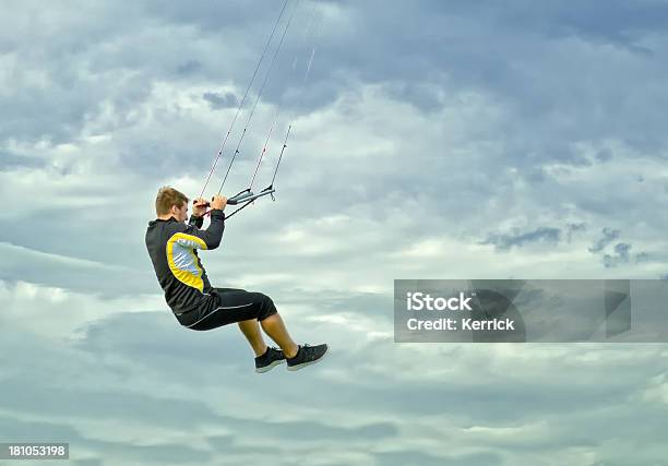 若い男ジャンプ凧 - 1人のストックフォトや画像を多数ご用意 - 1人, エクストリームスポーツ, カイトボーディング