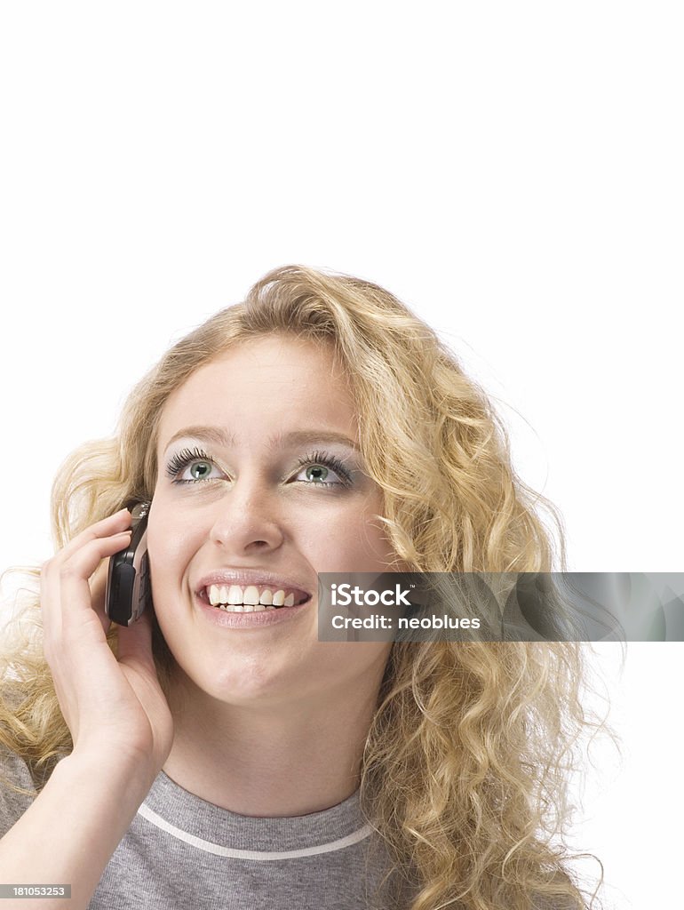 The улыбающаяся женщина с мобильного телефона - Стоковые фото Беспроводная технология роялти-фри