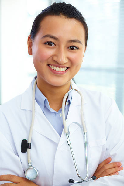 confiança jovem asiático médico sorrir para a câmara - doctor wom imagens e fotografias de stock