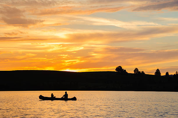 silhouette di due persone in kayak - horizon over land sports and fitness nature wave foto e immagini stock