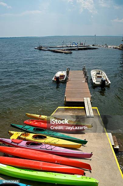 Canoas Los Muelles Botes En El Lago Champlain Nueva York Estados Unidos Foto de stock y más banco de imágenes de Actividad al aire libre