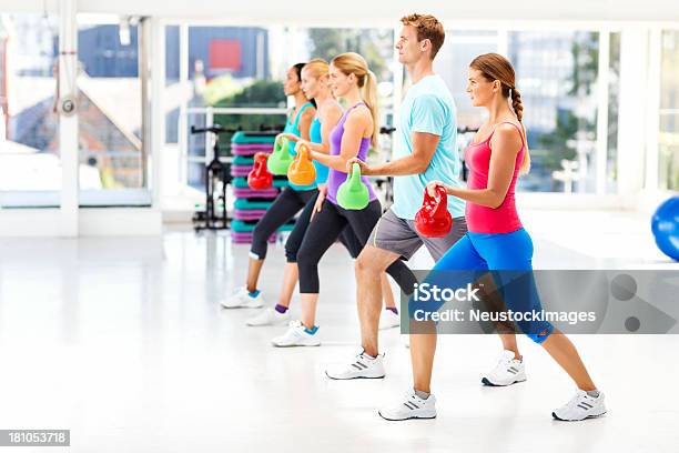 Foto de Determinado Sino Chaleira De Levantamento De Peso Em Conjunto Na Academia De Ginástica e mais fotos de stock de Kettlebell