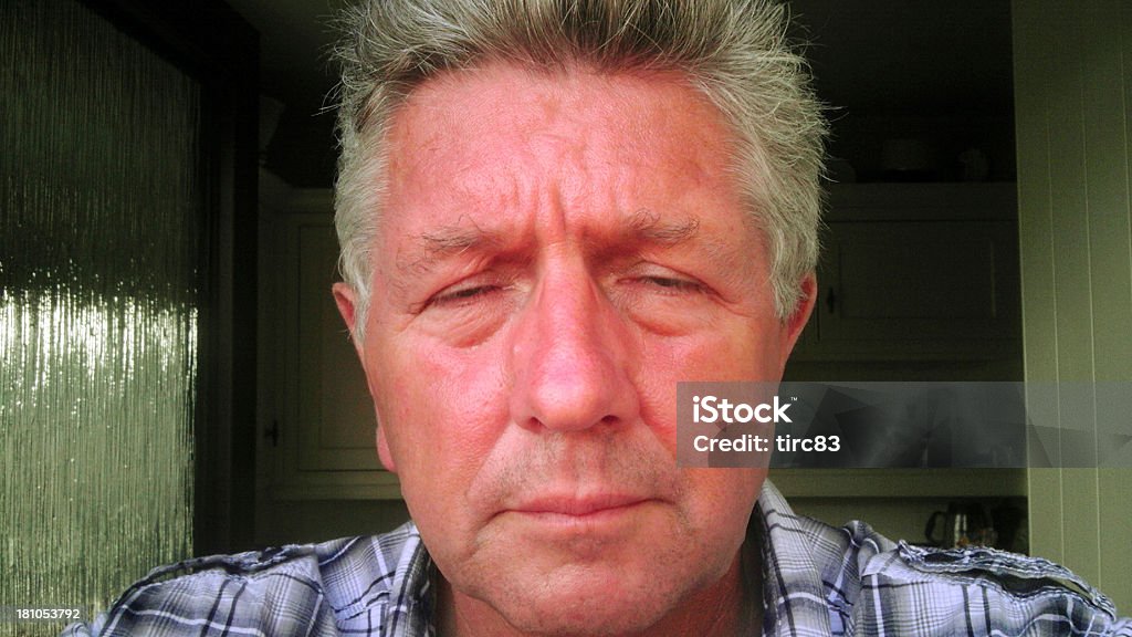 Dojrzały człowiek w bólu głowy - Zbiór zdjęć royalty-free (Ludzka twarz)