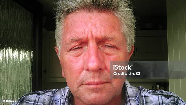 Dojrzały Człowiek W Bólu Głowy - zdjęcia stockowe i więcej obrazów Ludzka twarz - Ludzka twarz, Mężczyźni, Poparzony słońcem