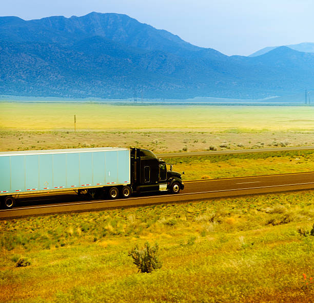 грузовик на highway.arizona, сша - side view southwest usa horizontal sun стоковые фото и изображения