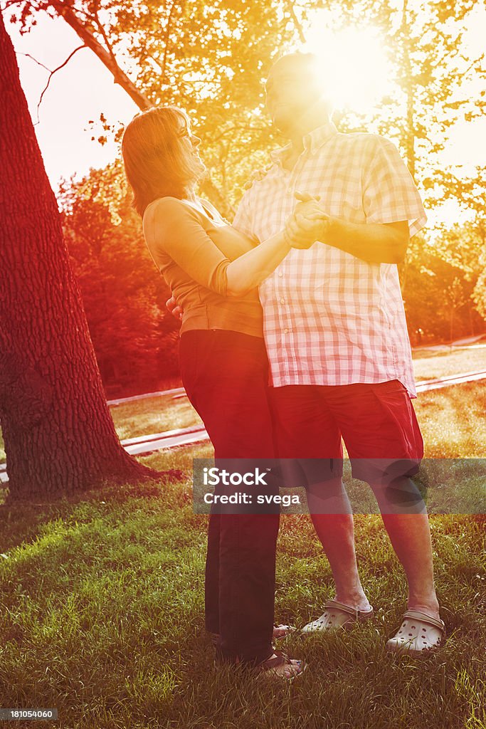 Senior pareja bailando en el parque - Foto de stock de 60-69 años libre de derechos