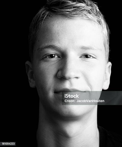 Adolescente Sonriendo A La Cámara Foto de stock y más banco de imágenes de Iluminación lateral - Iluminación lateral, Cerrado, Foto de cabeza