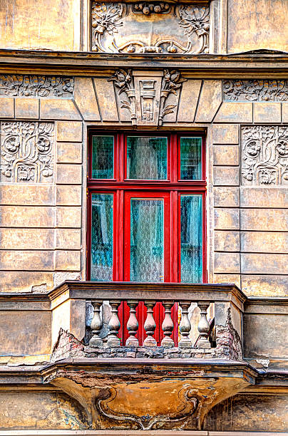 hdr �画像の古いバルコニーのドア - prague old door house ストックフォトと画像