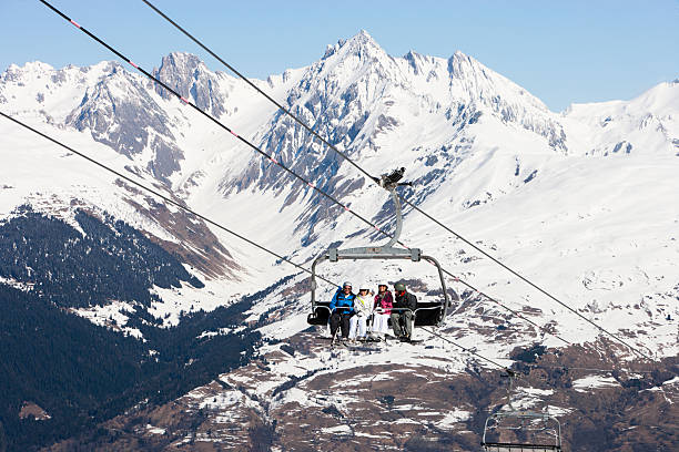 telesilla con amigos - apres ski friendship skiing enjoyment fotografías e imágenes de stock