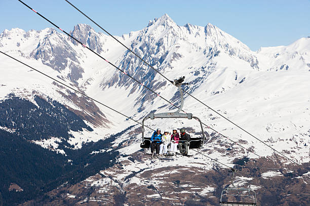 ご友人とのスキーリフト - snow skiing apres ski couple ストックフォトと画像