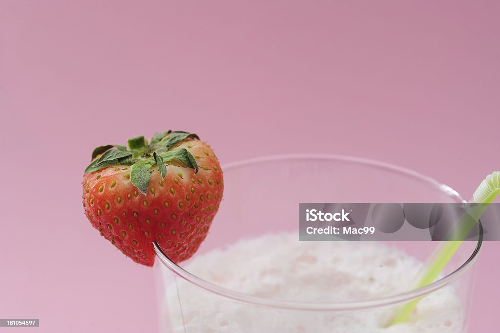 Frullato alla fragola in rosa - Foto stock royalty-free di Alimentazione sana