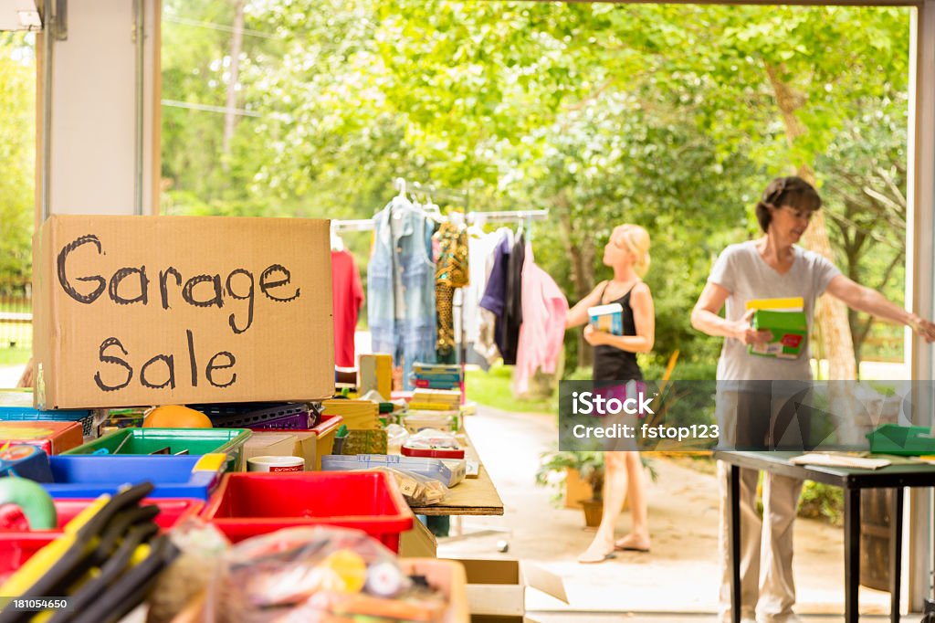Konsumpcjonizm: Dorosłych kobiet zakupy w podwórku sprzedaży w przedmieścia. - Zbiór zdjęć royalty-free (Sprzedaż garażowa)