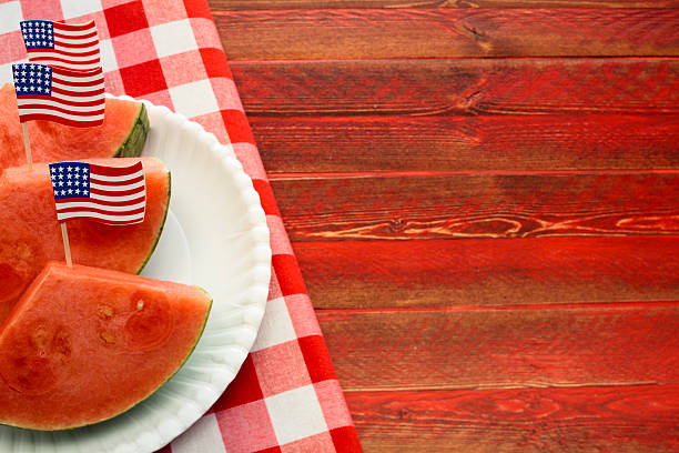 7 月 4 日のピクニック - picnic watermelon tablecloth picnic table ストックフォトと画像