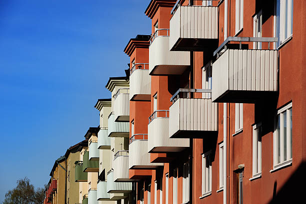 casa del edificio/bloque de apartamentos con balcones, cielo azul - sweden nobody building exterior architectural feature fotografías e imágenes de stock