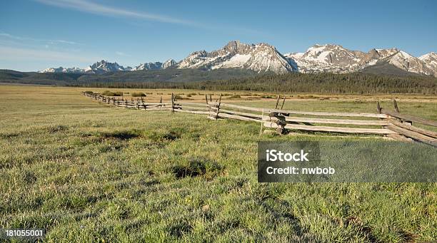 Log Rail Valla En Rocky Mountain Grassland Foto de stock y más banco de imágenes de Aire libre - Aire libre, Aislado, Cerca