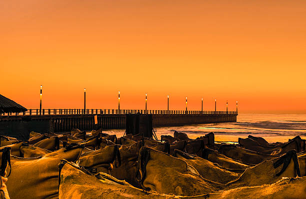 north pier y bolsas de arena - north pier fotografías e imágenes de stock