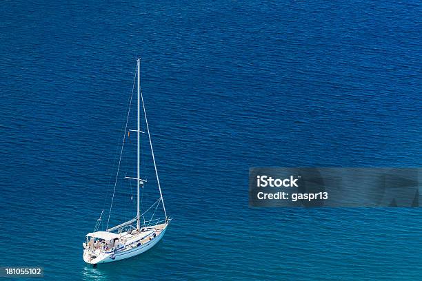 Sujetado Yacht Foto de stock y más banco de imágenes de Velero - Velero, Vista cenital, Vista elevada