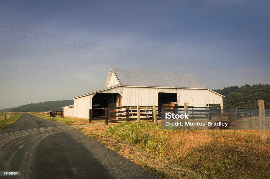 Barn no final da estrada - Foto de stock de Abrigo de Jardim royalty-free