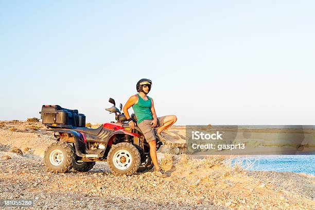 Hasta El Final De Quad Bike Foto de stock y más banco de imágenes de 4x4 - 4x4, Accesorio de cabeza, Adulto