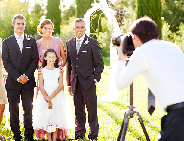 familia posando mientras que hombre tomando ellos en bodas al aire libre - formal garden front or back yard gazebo night fotografías e imágenes de stock