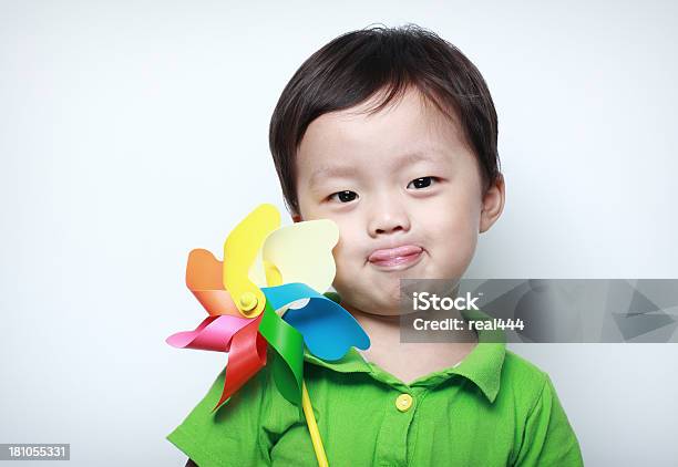 Süße Asien Kinder Spielen Mit Spielzeugwindrad Stockfoto und mehr Bilder von Windrad-Spielzeug - Windrad-Spielzeug, 12-17 Monate, Asiatischer und Indischer Abstammung