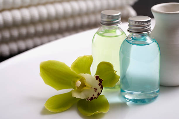 spa products - hotel shampoo stockfoto's en -beelden