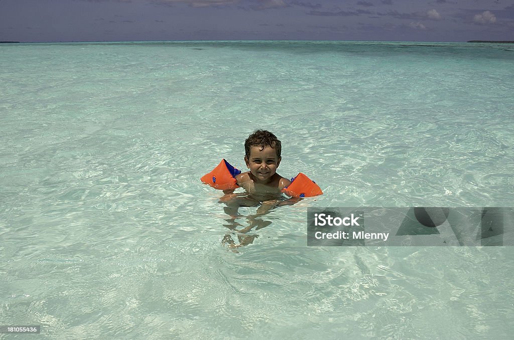 Learning to swim (ребенка в бирюзовые воды - Стоковые фото Атолл роялти-фри