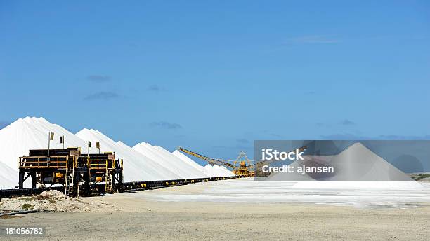 Caterpillar Arbeit Auf Salt Flat Bonaire Stockfoto und mehr Bilder von Arbeiten - Arbeiten, Arbeiter, Berg