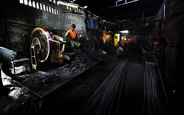 indischer mitarbeiter: steel works - arbeitsintensive produktion stock-fotos und bilder