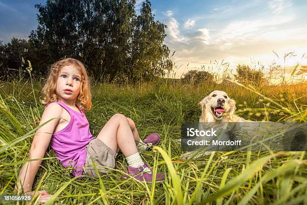 Menina E Seu Cão Faithful - Fotografias de stock e mais imagens de 4-5 Anos - 4-5 Anos, Aluno de Jardim de Infância, Amizade