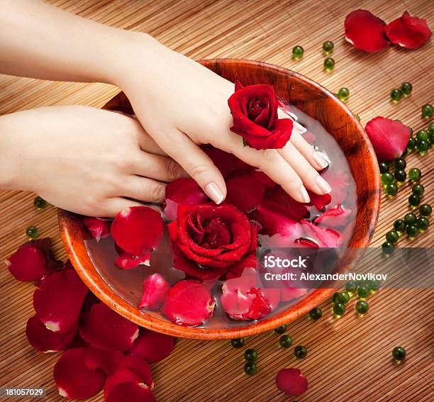Foto de Fêmea Mãos Em Tigela De Água Com Rosas Vermelhas e mais fotos de stock de Adulto - Adulto, Amimar, Beleza