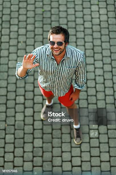 Foto de Jovem Homem Bonito Rapaz Hi e mais fotos de stock de 25-30 Anos - 25-30 Anos, Acenar, Adulto