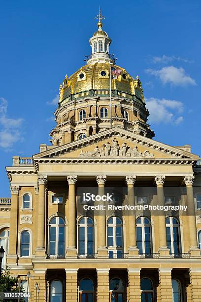 Kapitał Budynku W Iowa Z Niskiej Perspektywy - zdjęcia stockowe i więcej obrazów Autorytet - Autorytet, Bez ludzi, Bezchmurne niebo
